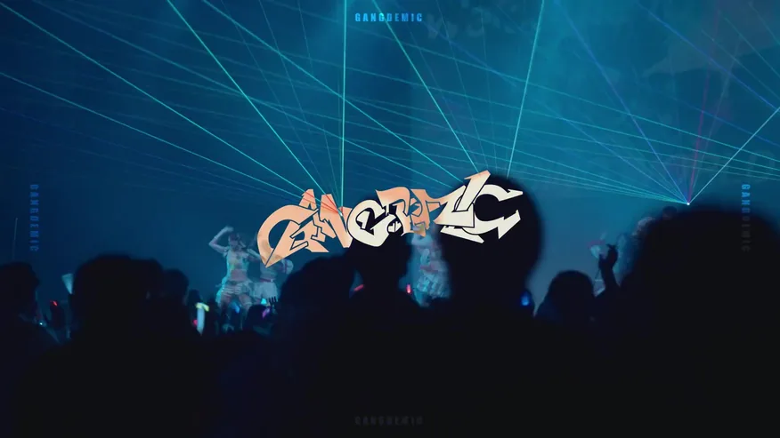 レーザーとロゴに彩られたGANGDEMICのライブステージ