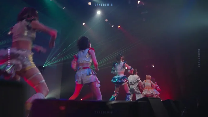 赤と緑の照明の中で踊るGANGDEMIC