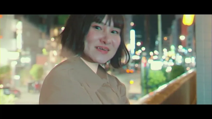 街の光を背景にしたメンバーのポートレート