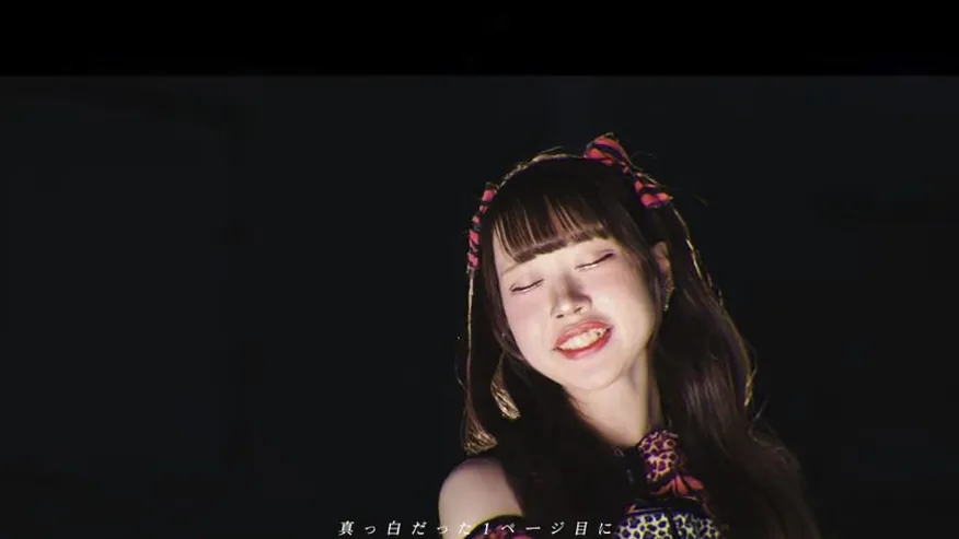 ネオンカラーの照明で踊るGANGDEMIC