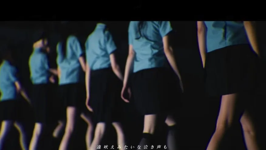 カメラに向かって歌うメンバー