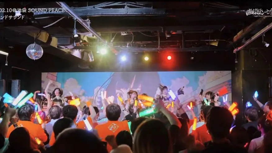 熱気に包まれたライブ会場のワイドショット