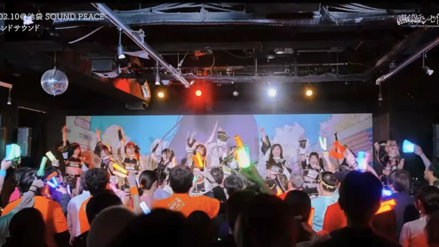 観客と一体になったデビューライブ