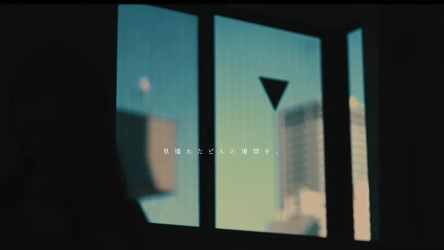 窓越しに見える都市の風景