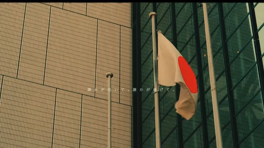 ビルの間ではためく日本国旗