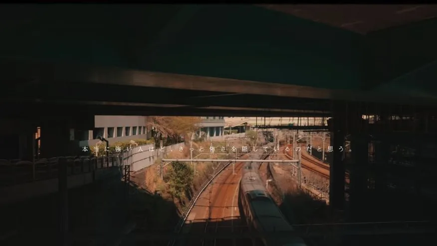 高架下を走る列車と街の風景