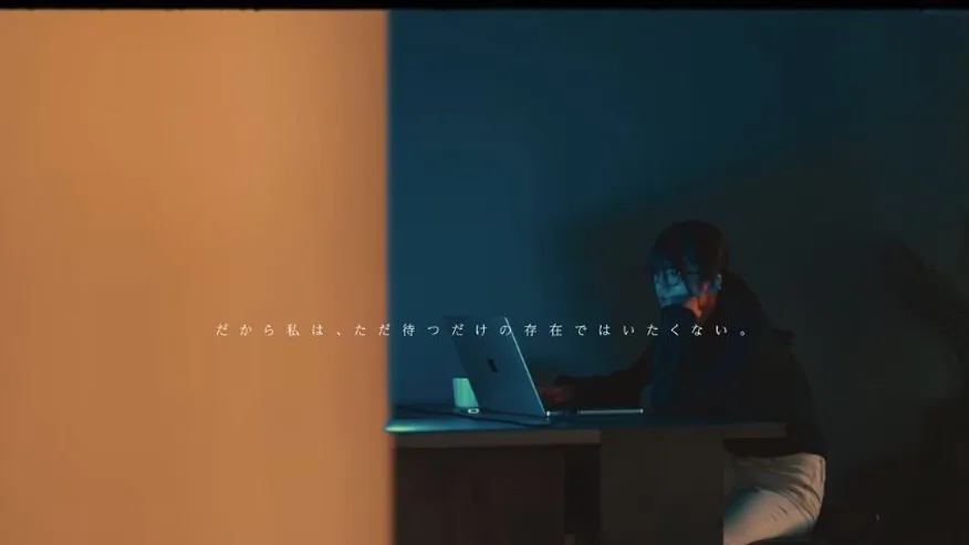 薄暗い室内に佇む人物
