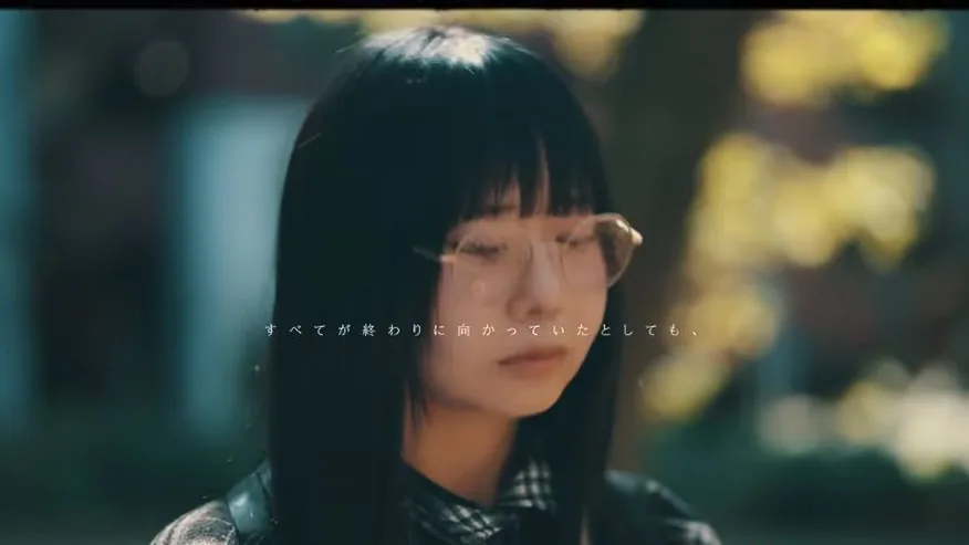 屋外で物思いにふける少女