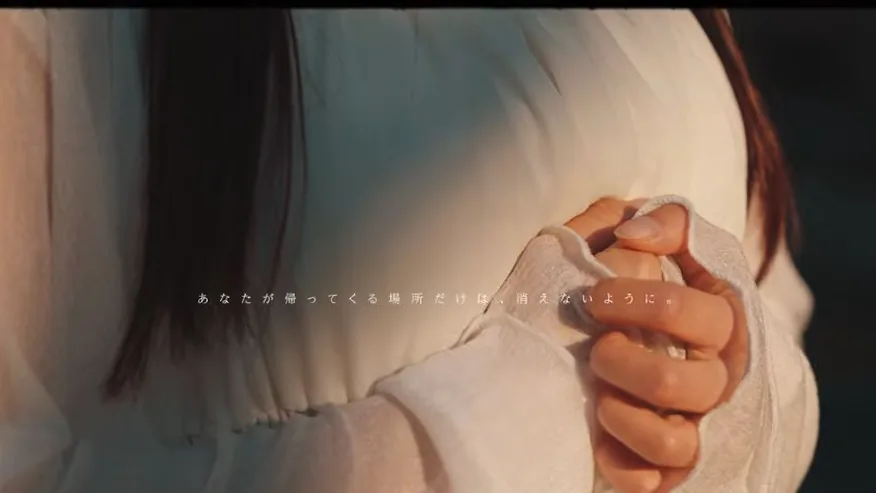 手を握り合う人物のクローズアップ