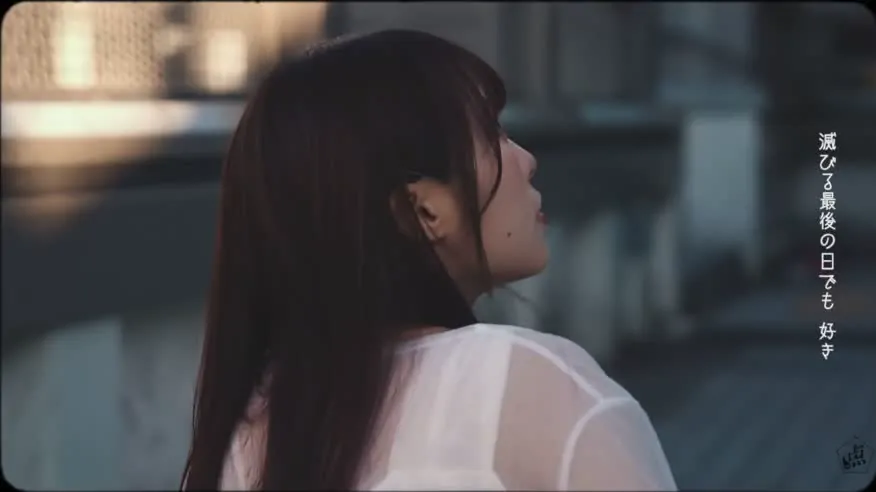 夕暮れの街で空を見上げる少女