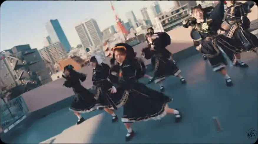 東京の街並みを背景に踊る点染テンセイ少女。