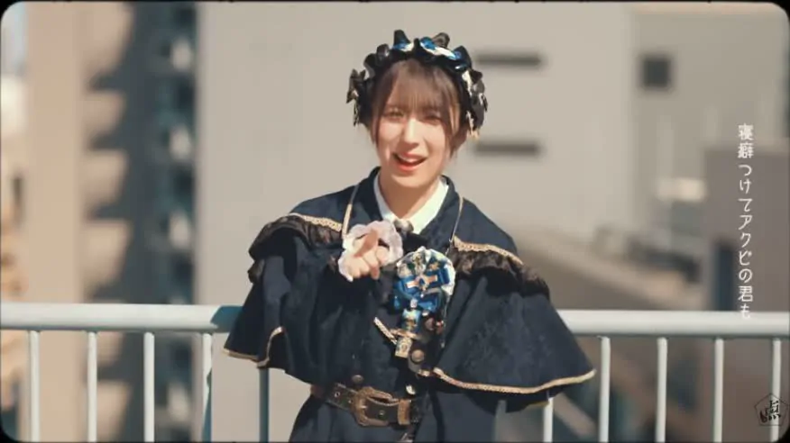 屋上でカメラに向かって歌うメンバー