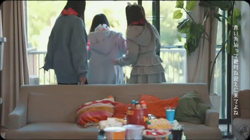室内から窓の外を眺める少女たち