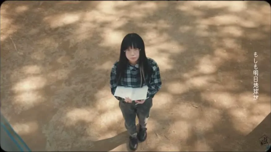 木漏れ日の中で手紙を持ち空を見上げる少女