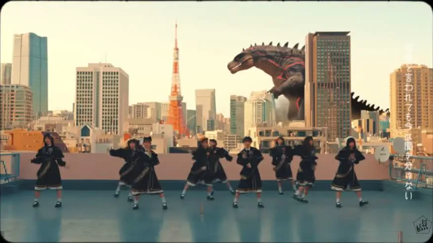 東京タワーと巨大怪獣を背景に踊る点染テンセイ少女。