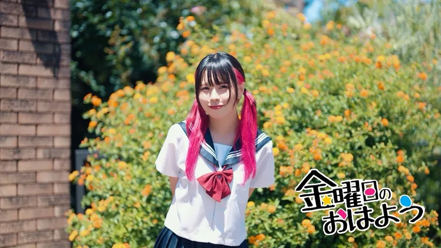 花に囲まれた庭園に立つくるタン