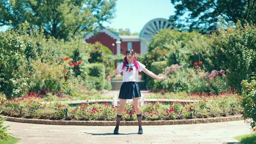 庭園で踊るくるタンのワイドショット