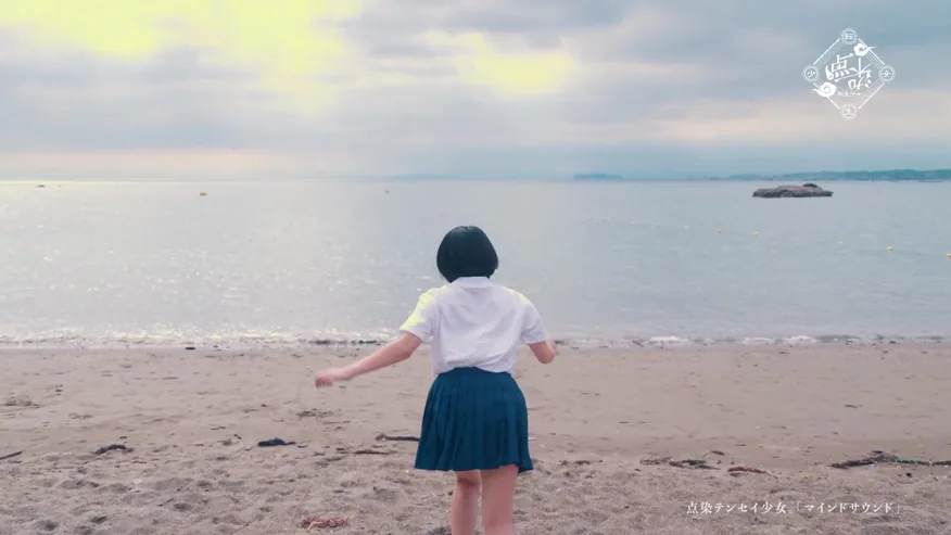海を見つめる制服姿の少女