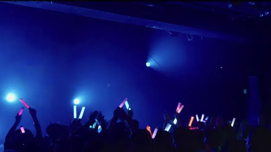 青い照明とペンライトに包まれたライブ会場