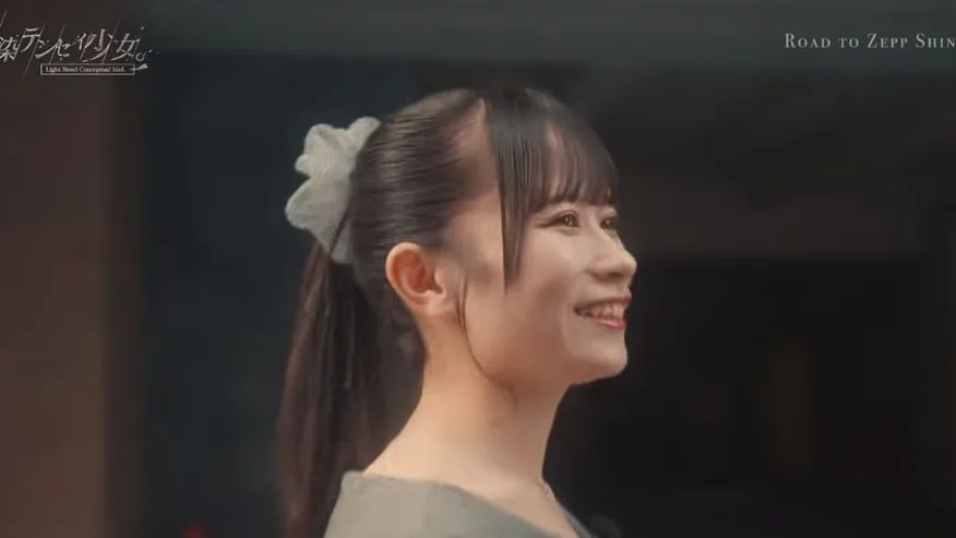 街を背景に言葉を紡ぐメンバー