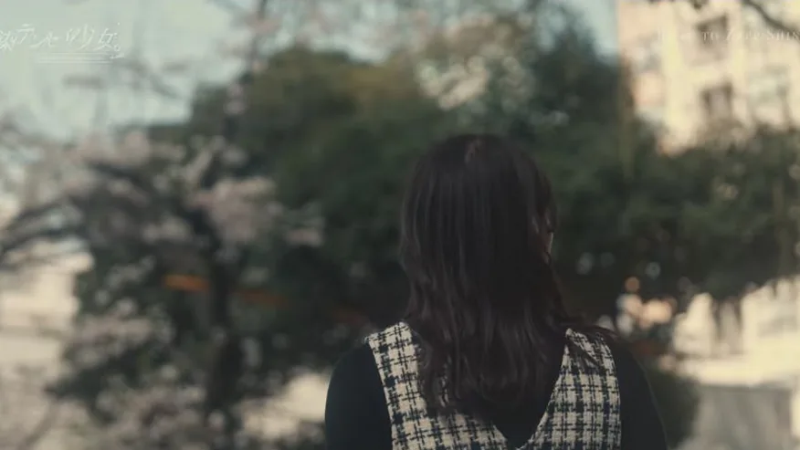 街並みを背景にしたポートレート