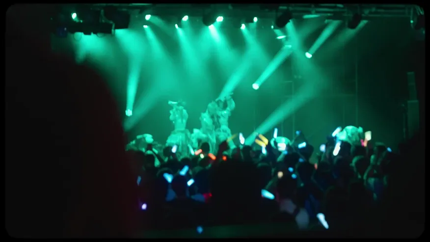 緑の照明とペンライトに包まれたLIQUIDROOM