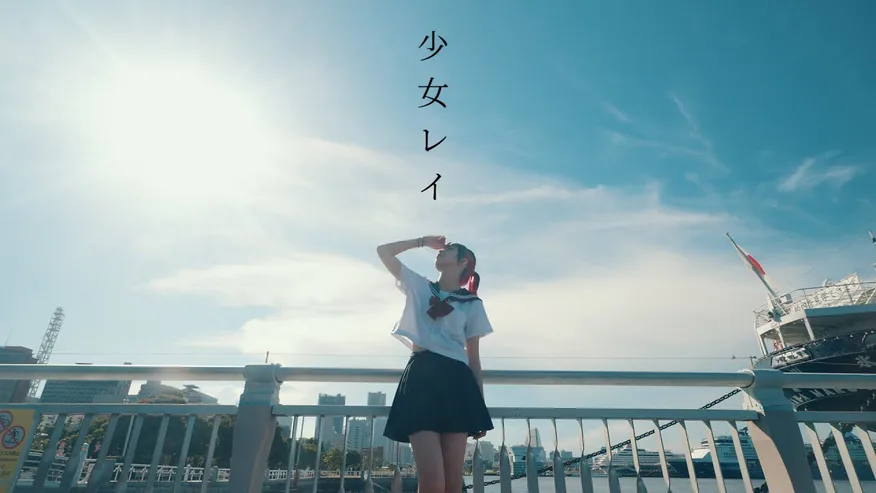港の青空を見上げるくるタン