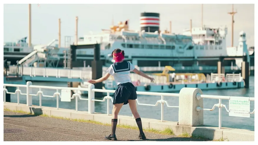 船を背景に踊るくるタン