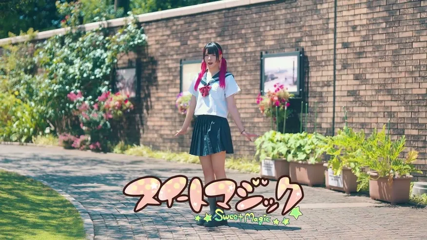庭園で踊るくるタン