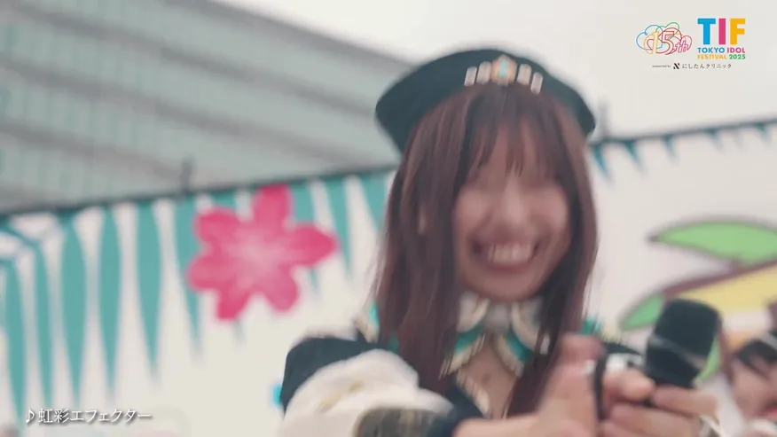 屋外ステージで笑顔を見せるメンバー