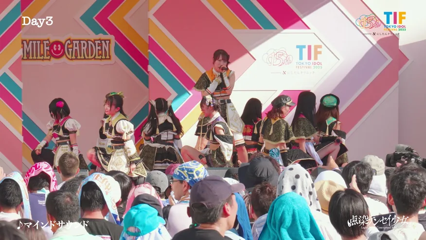 大勢の観客を前にSMILE GARDENで歌うメンバー