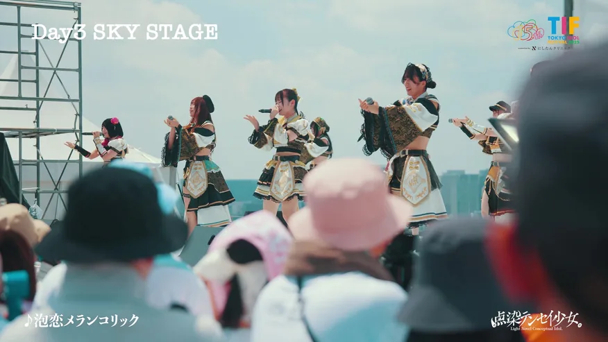 SKY STAGEで横一列に並ぶメンバー