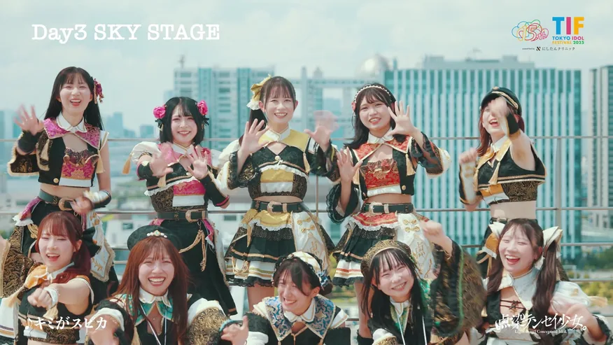 SKY STAGEで笑顔を見せる点染テンセイ少女。
