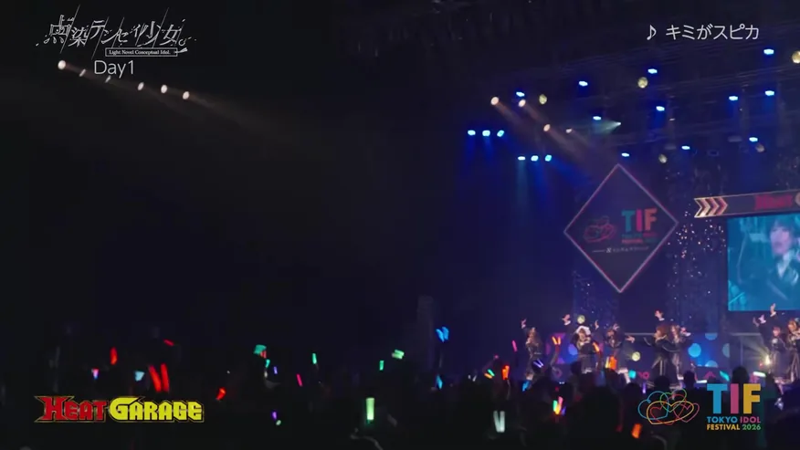 青い照明とペンライトに包まれたTOKYO IDOL FESTIVALのステージ
