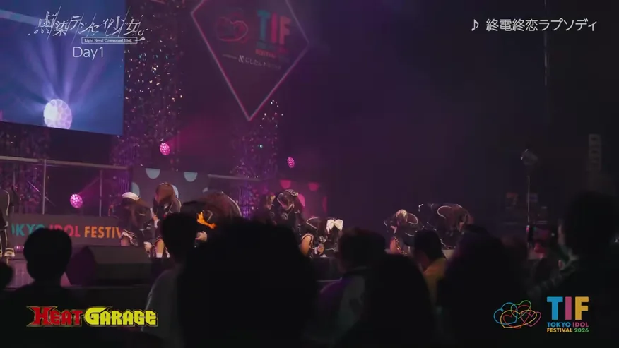 客席へ向けて手を伸ばすメンバーと広いライブステージ