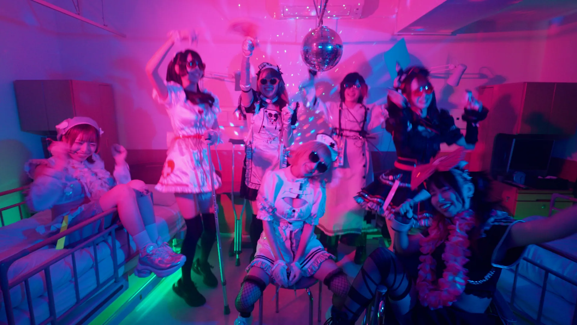 ディスコボールの下で踊るGANGDEMIC